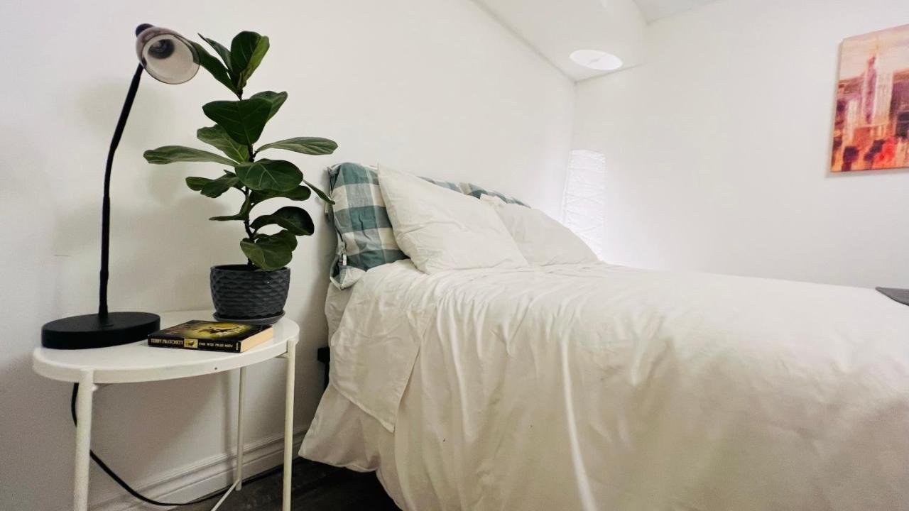Toronto Bed & Breakfast - Free Parking エクステリア 写真