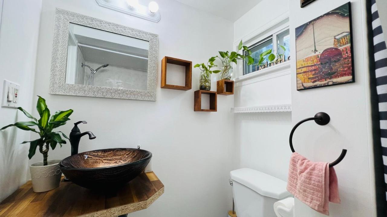 Toronto Bed & Breakfast - Free Parking エクステリア 写真