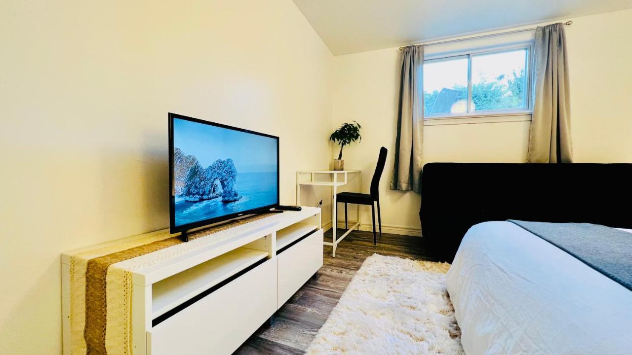 Toronto Bed & Breakfast - Free Parking エクステリア 写真
