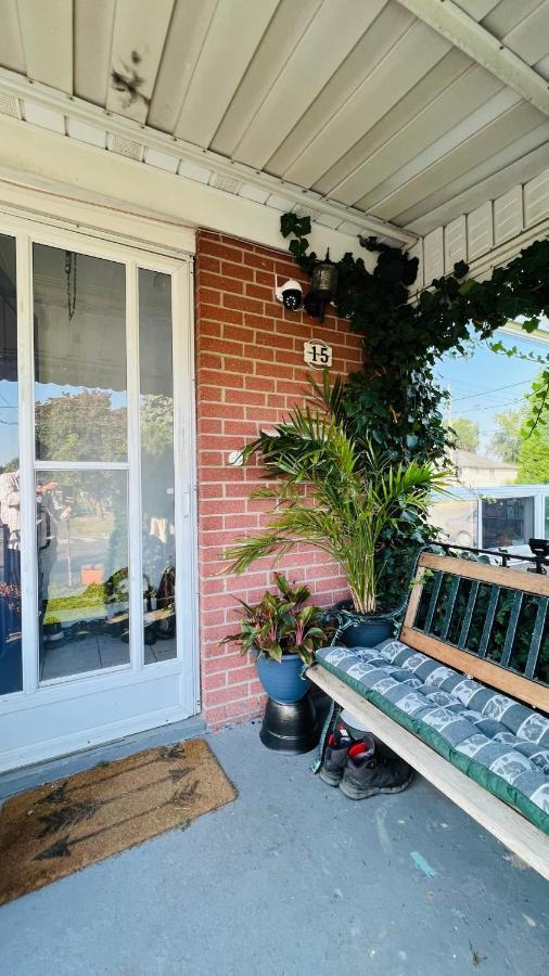 Toronto Bed & Breakfast - Free Parking エクステリア 写真