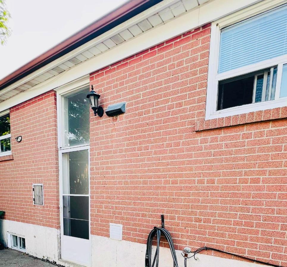 Toronto Bed & Breakfast - Free Parking エクステリア 写真