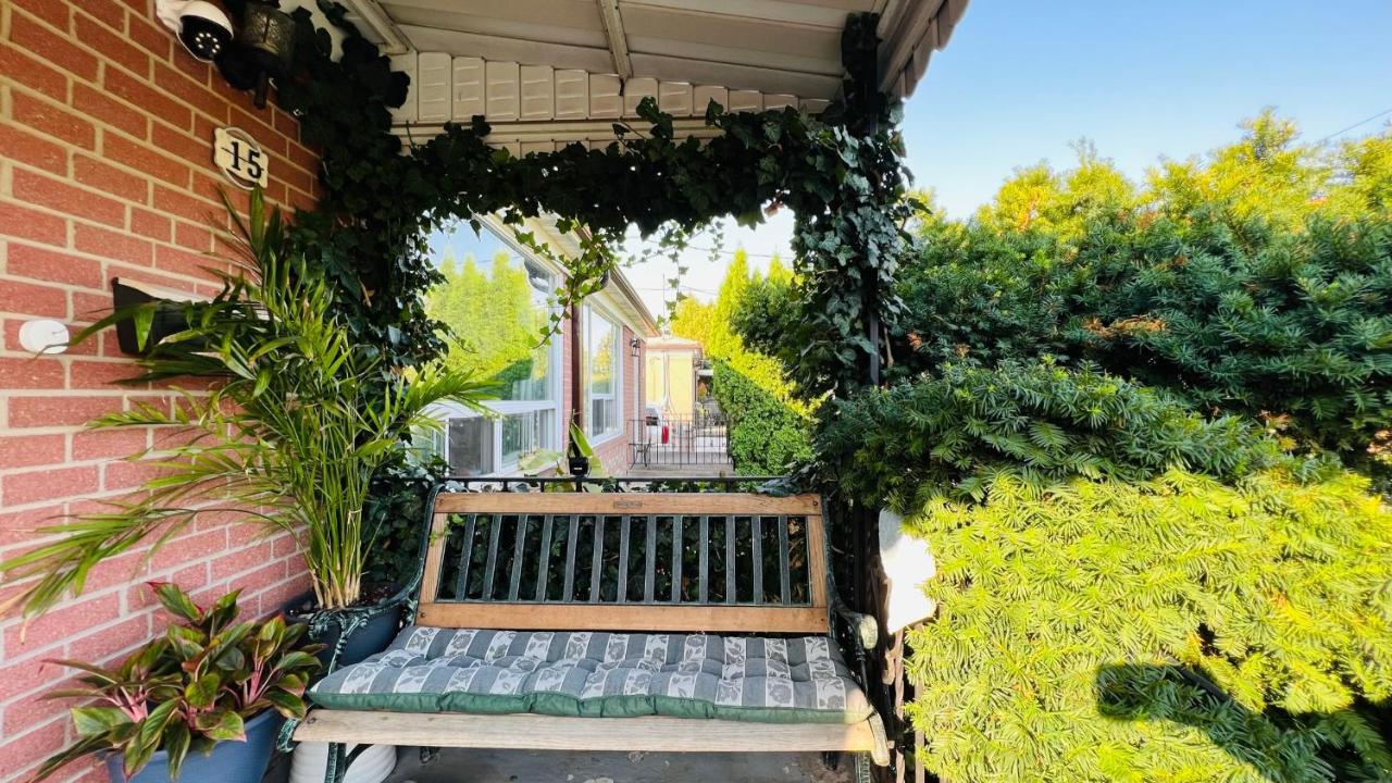 Toronto Bed & Breakfast - Free Parking エクステリア 写真