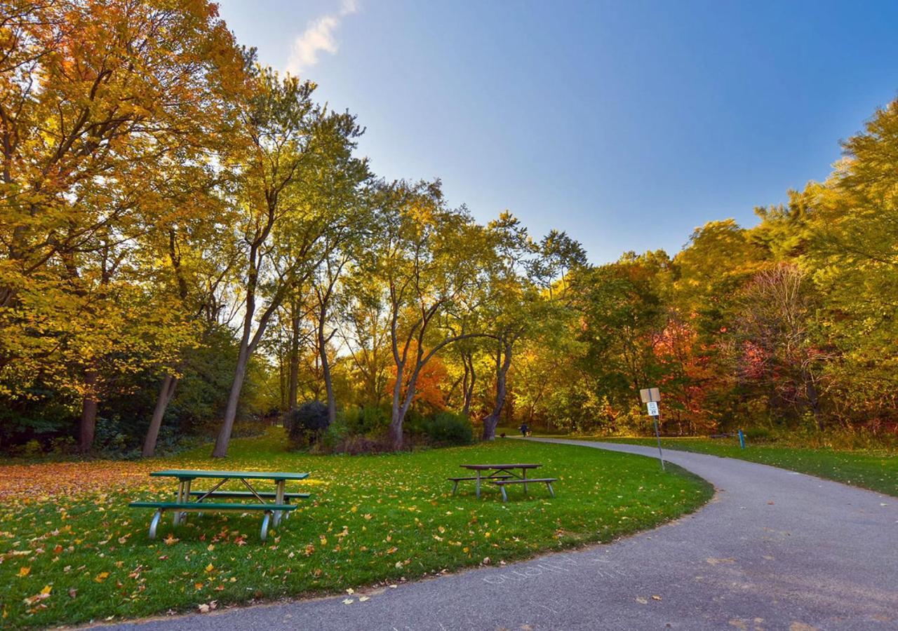 Toronto Bed & Breakfast - Free Parking エクステリア 写真