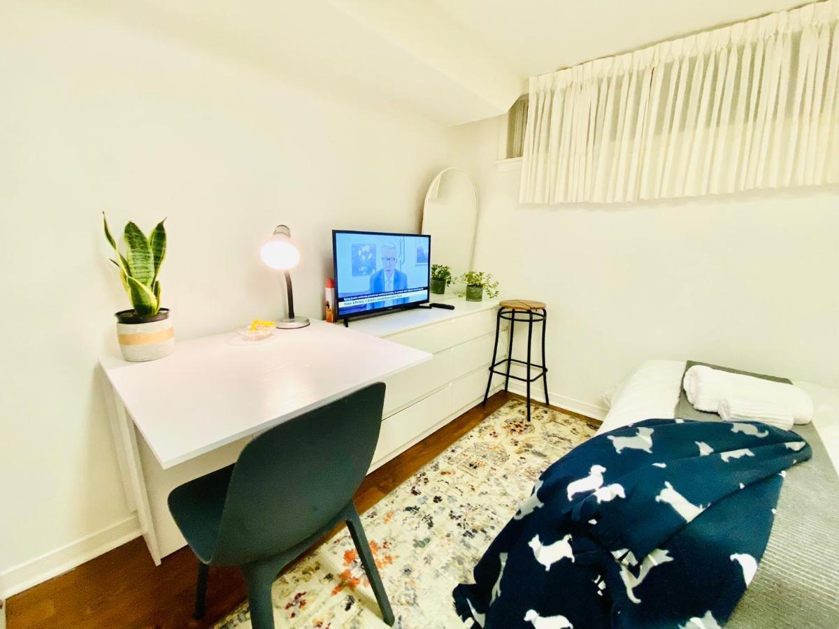 Toronto Bed & Breakfast - Free Parking エクステリア 写真
