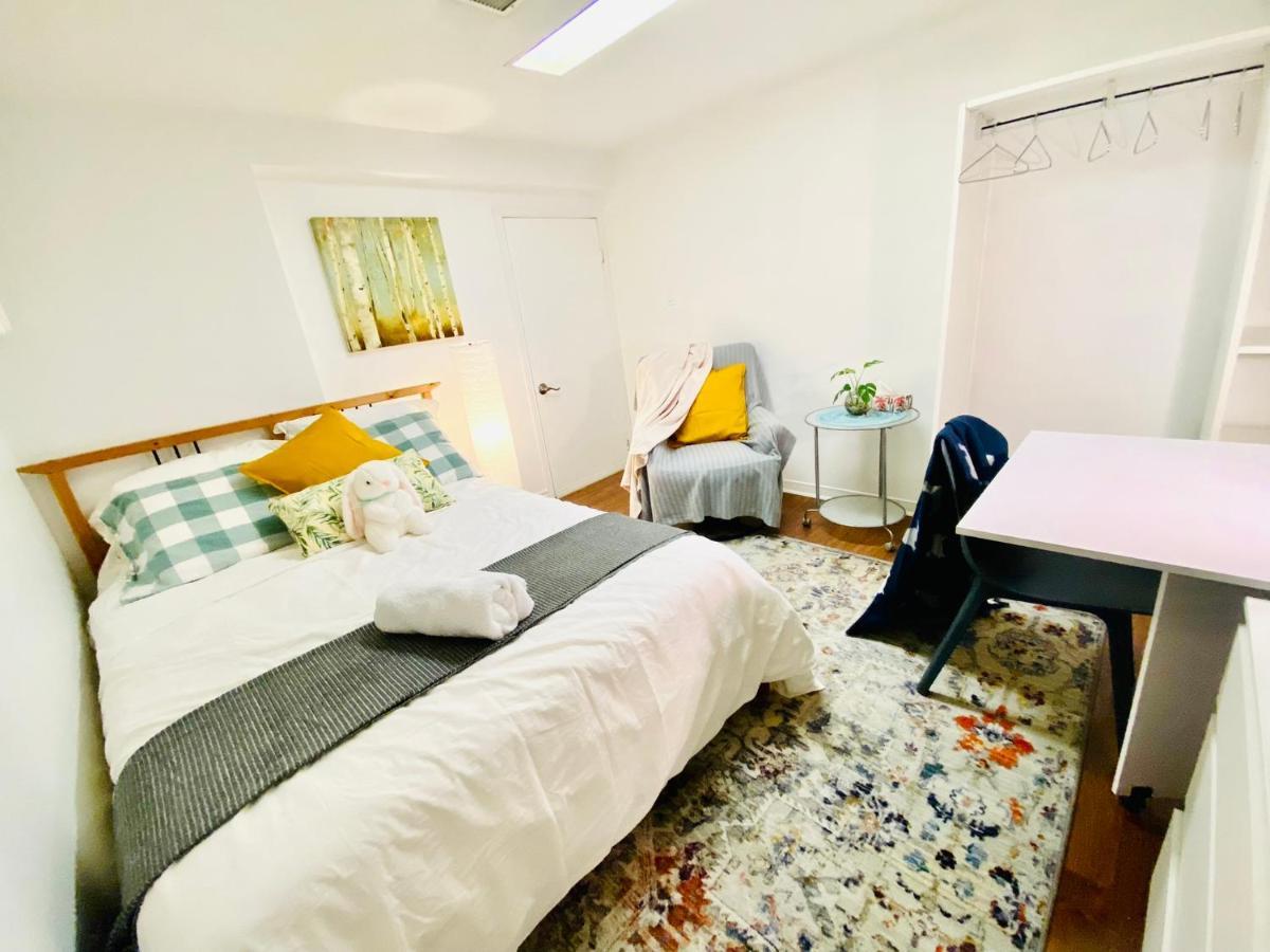Toronto Bed & Breakfast - Free Parking エクステリア 写真