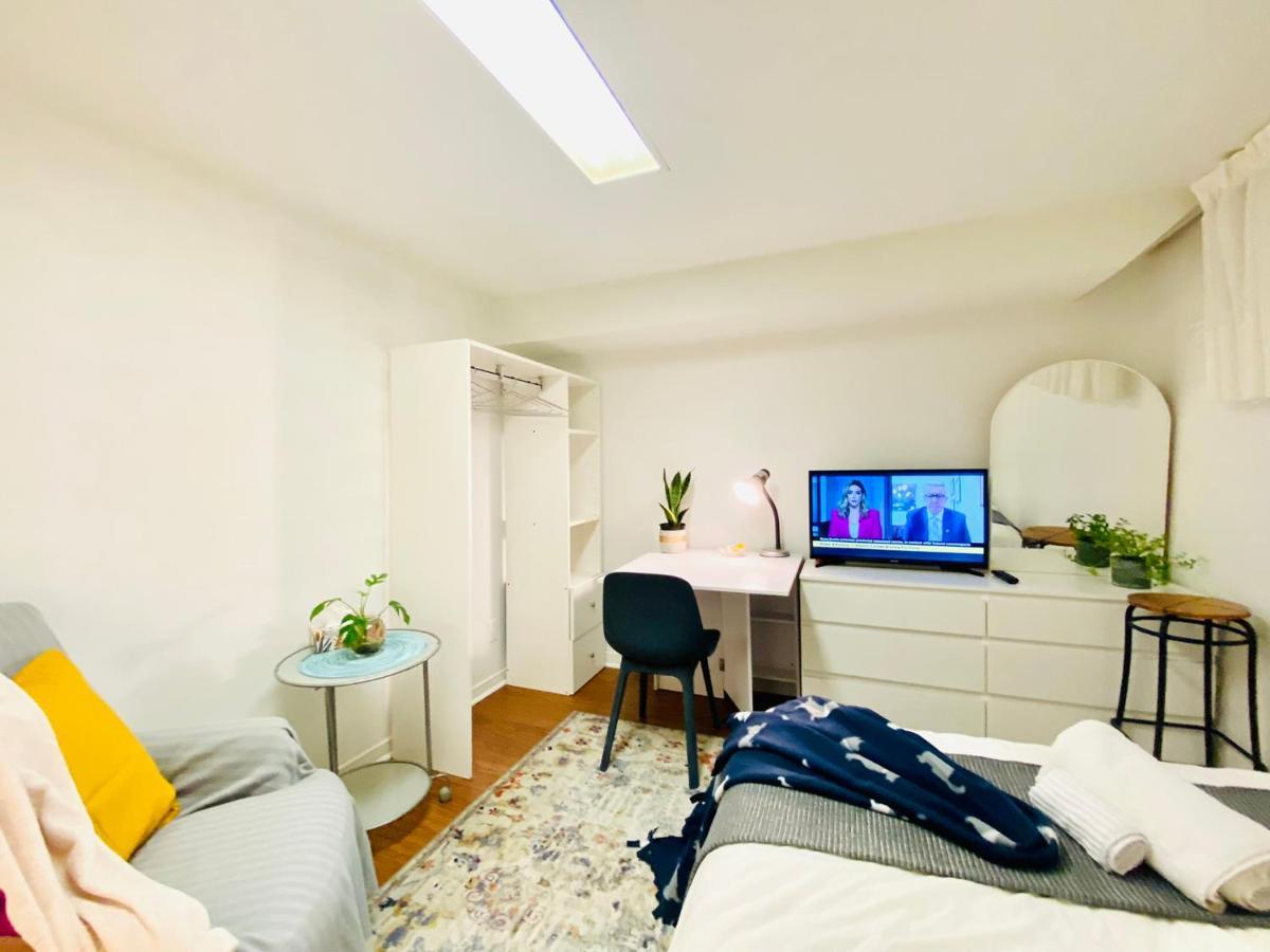 Toronto Bed & Breakfast - Free Parking エクステリア 写真